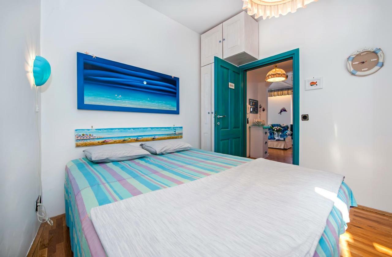 Riva Blu Sea View Apartment Rovigno Esterno foto